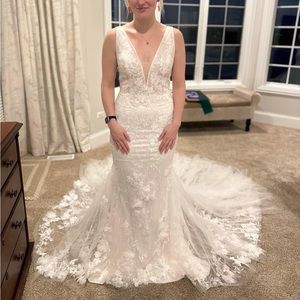 NWT, NEVER ALTERED Enzoani wedding dress